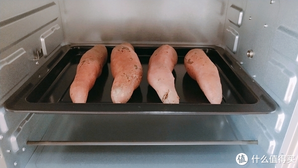 洗了一下烤盘，放上妈妈早市买的红薯，决定开启人生中的第一烤。