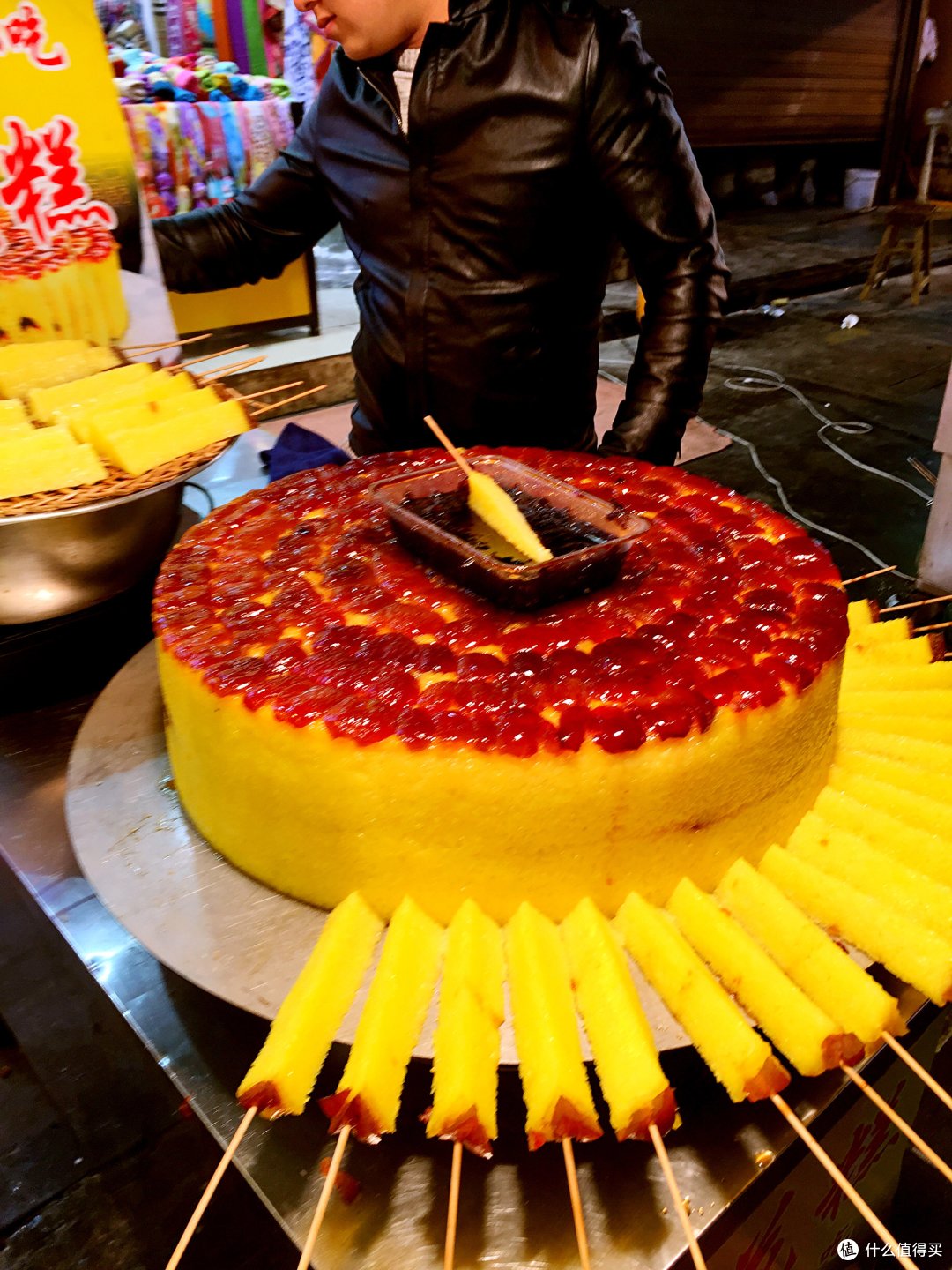 做龙须酥的小哥正在拉糖,看着好过瘾.