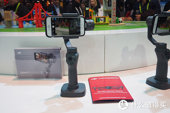 敢于自我革命 CES2019大疆推出御系列带屏遥控器