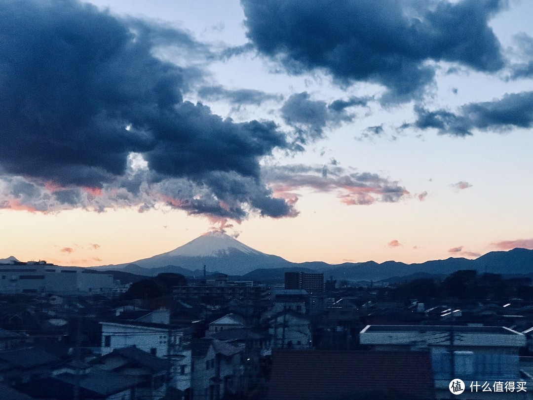 路上拍到的富士山，第一次远远的看到富士山的时候，感觉真的很美