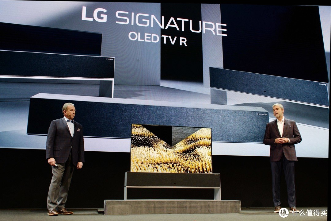 柔性屏能做什么？LG 的可卷曲电视给出了最具未来感的答案