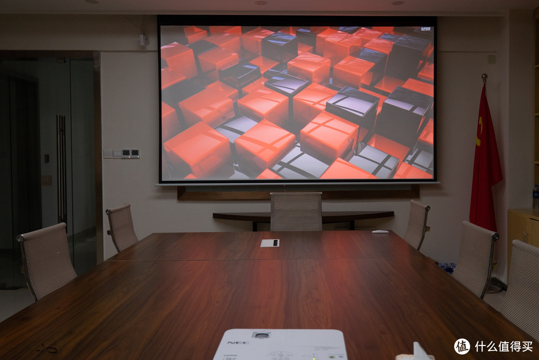 画面亮，色彩好的会议室演示利器——NEC CR3030H高清投影仪