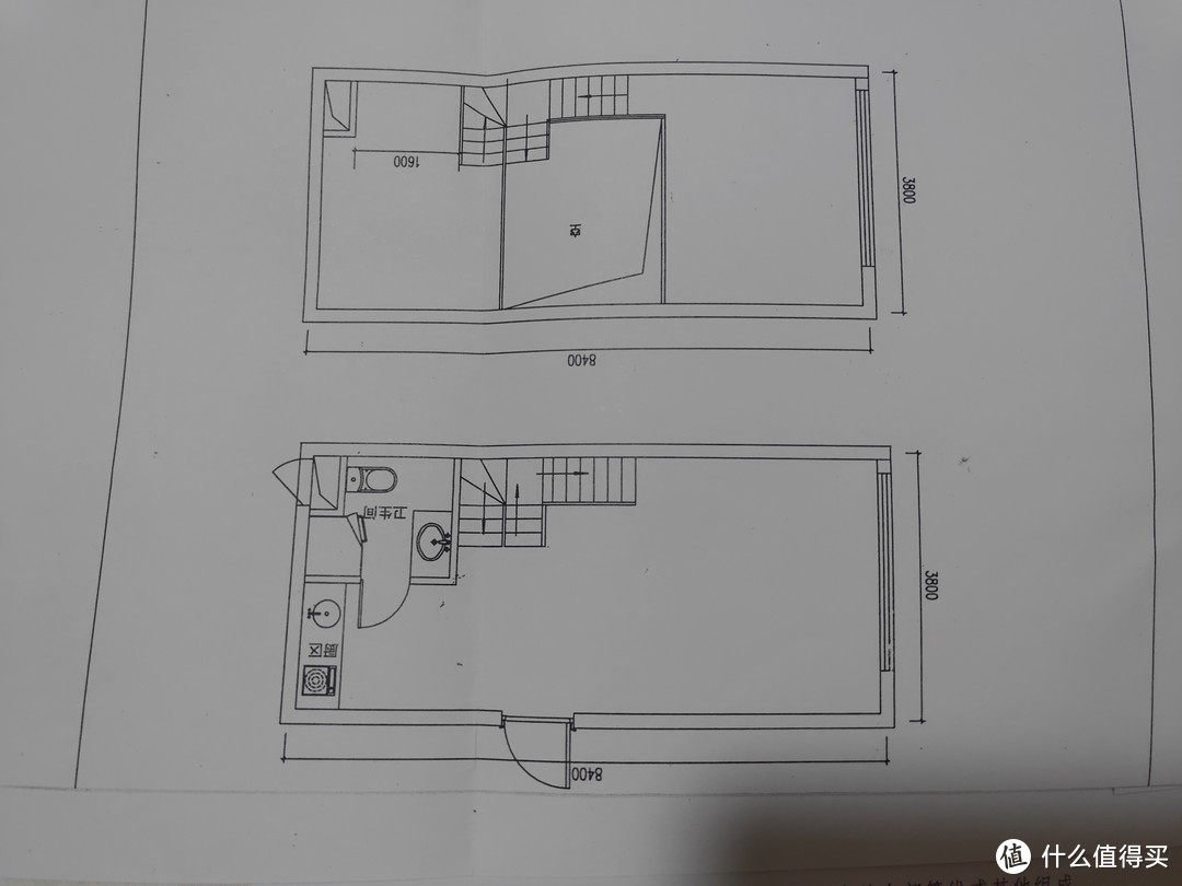 户型图，由于我这个户型是边套，门的位置在房间的宽面，房间宽8.4米，深3.8米，房产本上面积44平方实得约32平方。层高4.2米，Loft户型，当时给的设计图与交付实际格局略有不同。