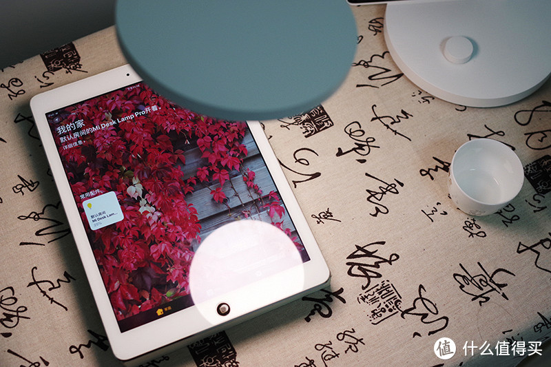小米推出的米家台灯Pro，兼容小爱与Siri