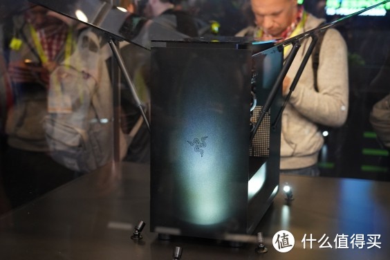 雷蛇CES2019看点多 旗下首款游戏显示器Razer Raptor登场