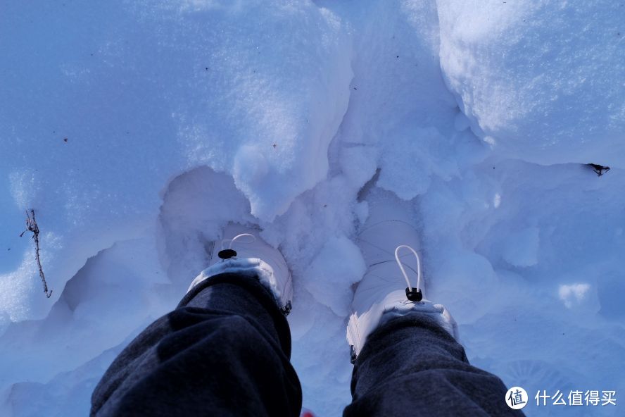 雪不算厚，只好在路边堆起的不厚的雪堆里找找感觉