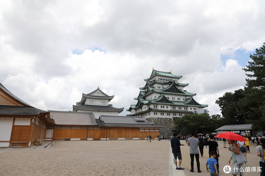 画面左侧的一层木建筑是本丸御殿，其右侧高大城楼式建筑就是名古屋城的天守阁。