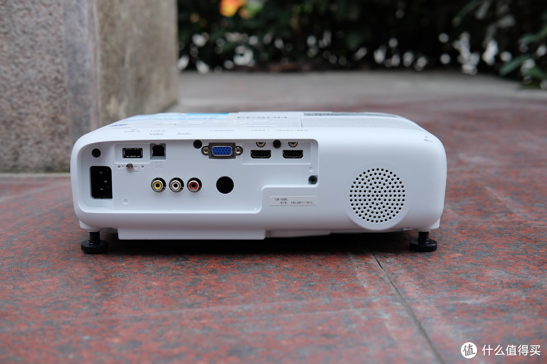 来进行连接操作的▲遥控器▲爱普生cb-u05商务投影的材质是白色塑料壳