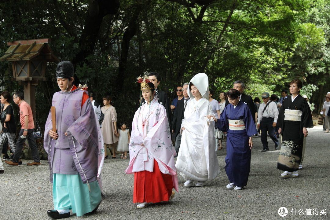 走在最前面是神官和巫女，新娘身穿的是传统的婚服白无垢