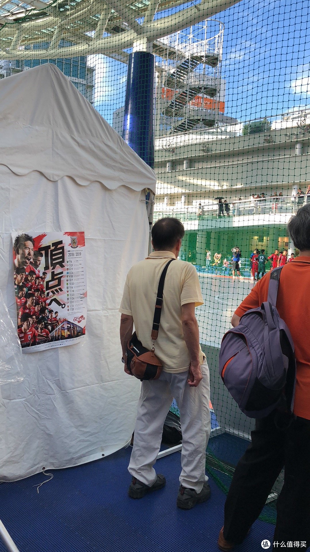 赛场上挥洒汗水的少年，和围观的群众。我们看了半场比赛，不得不说，日本的足球水平比我国还是高出不少的。