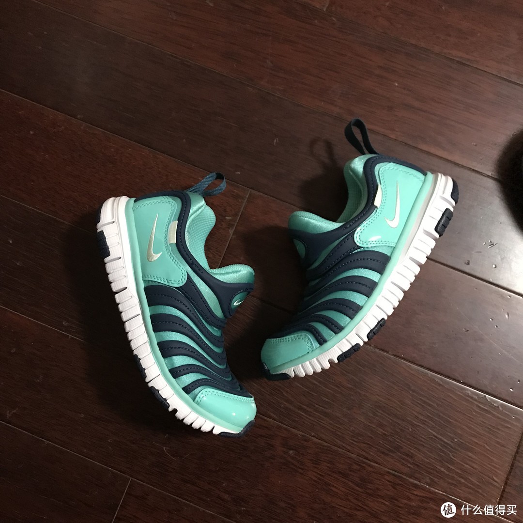 极光绿配色的NIKE DYNAMO FREE毛毛虫