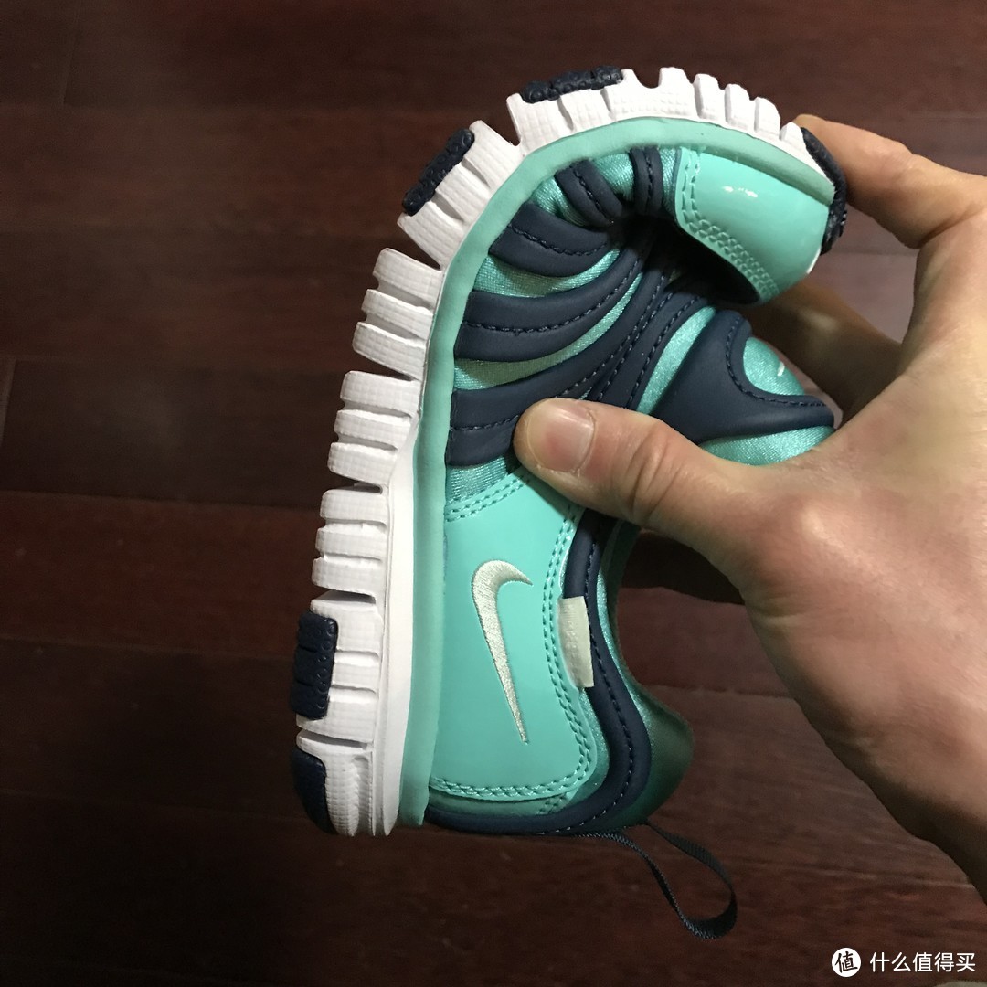 极光绿配色的NIKE DYNAMO FREE毛毛虫