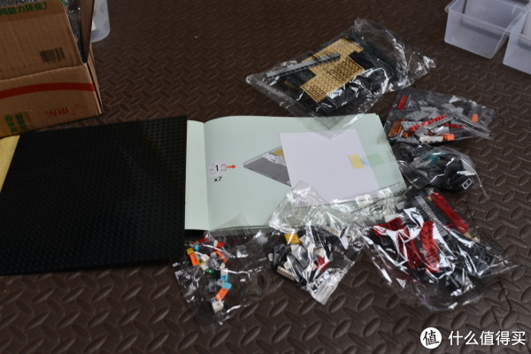 如说明书所示，代号为1的袋子一共7袋。我们可以看到，6个塑料袋，以及1个底板，一共7袋。本来我以为有7个塑料袋，反复确认后才发现，就是6个塑料袋和1个底板。拼完代号1的部分，也证明确实如此。