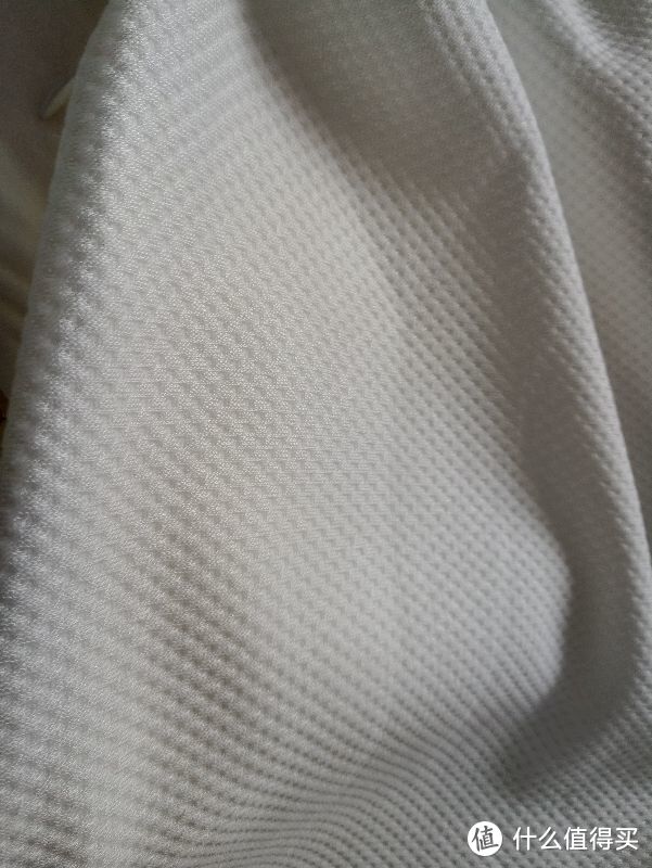 外层枕套是有凹点设计的，手感不错
