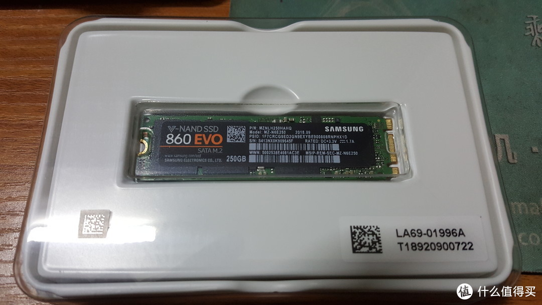 三星860EVO M.2 SATA固态硬盘本体和内包装盒