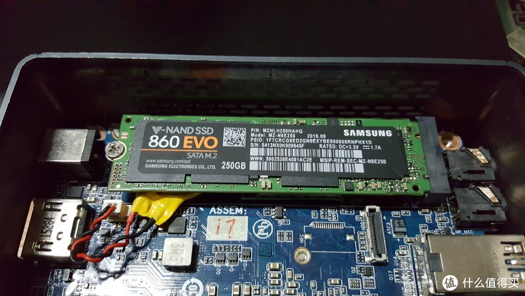 已安装好的三星860EVO M.2 SATA固态硬盘