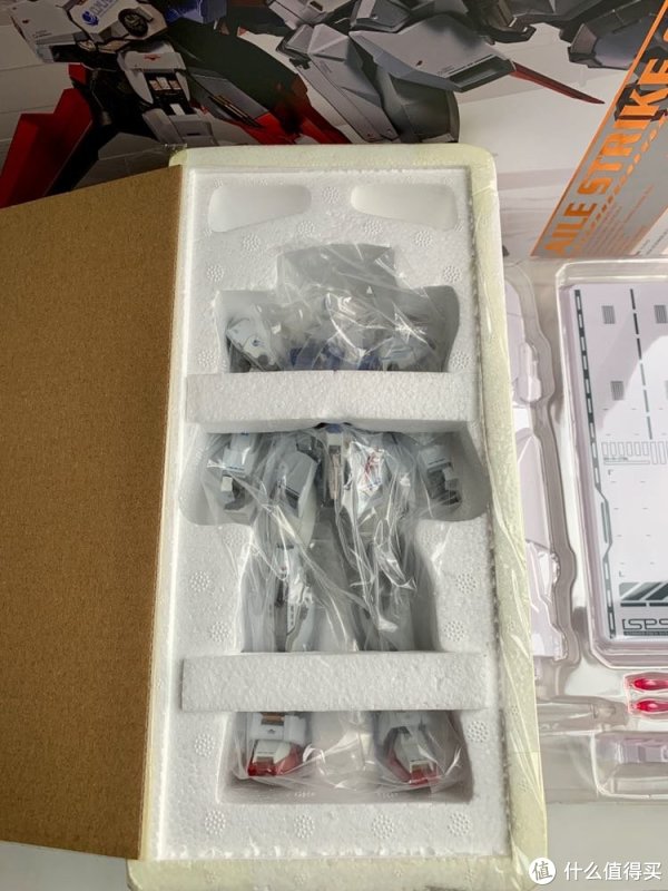 泡沫包裹下，很严实，全金属的高达躺在里面