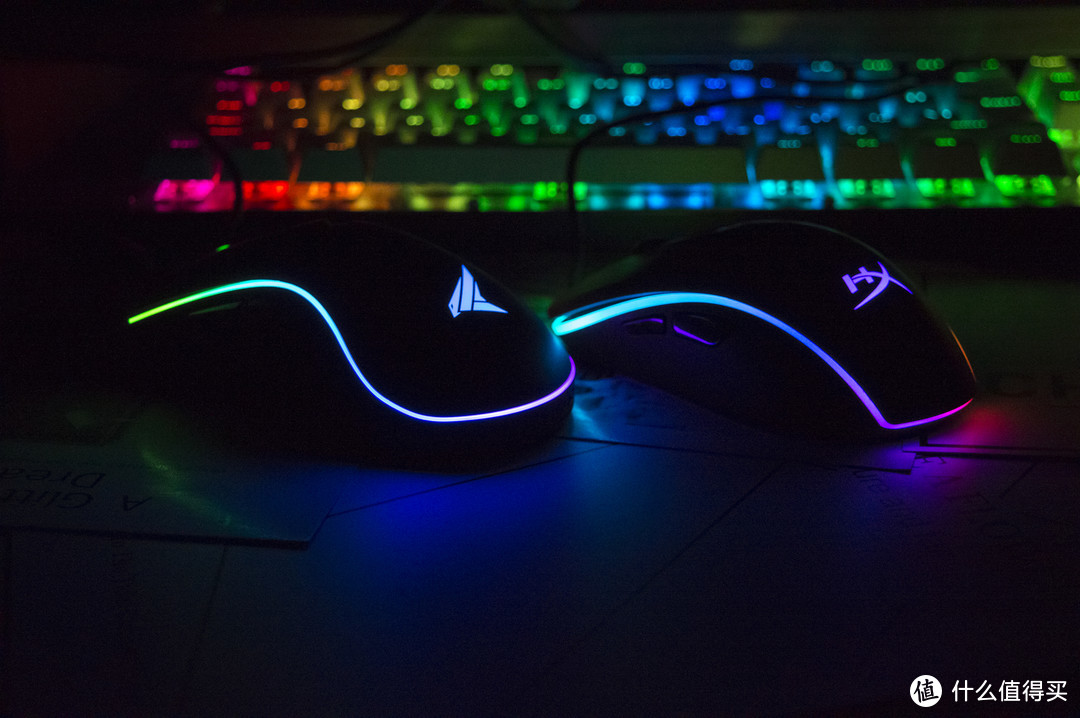 除了*级性能，还有超酷光效，夜里还能蹦个迪——杜伽 LEO 600游戏鼠标体验