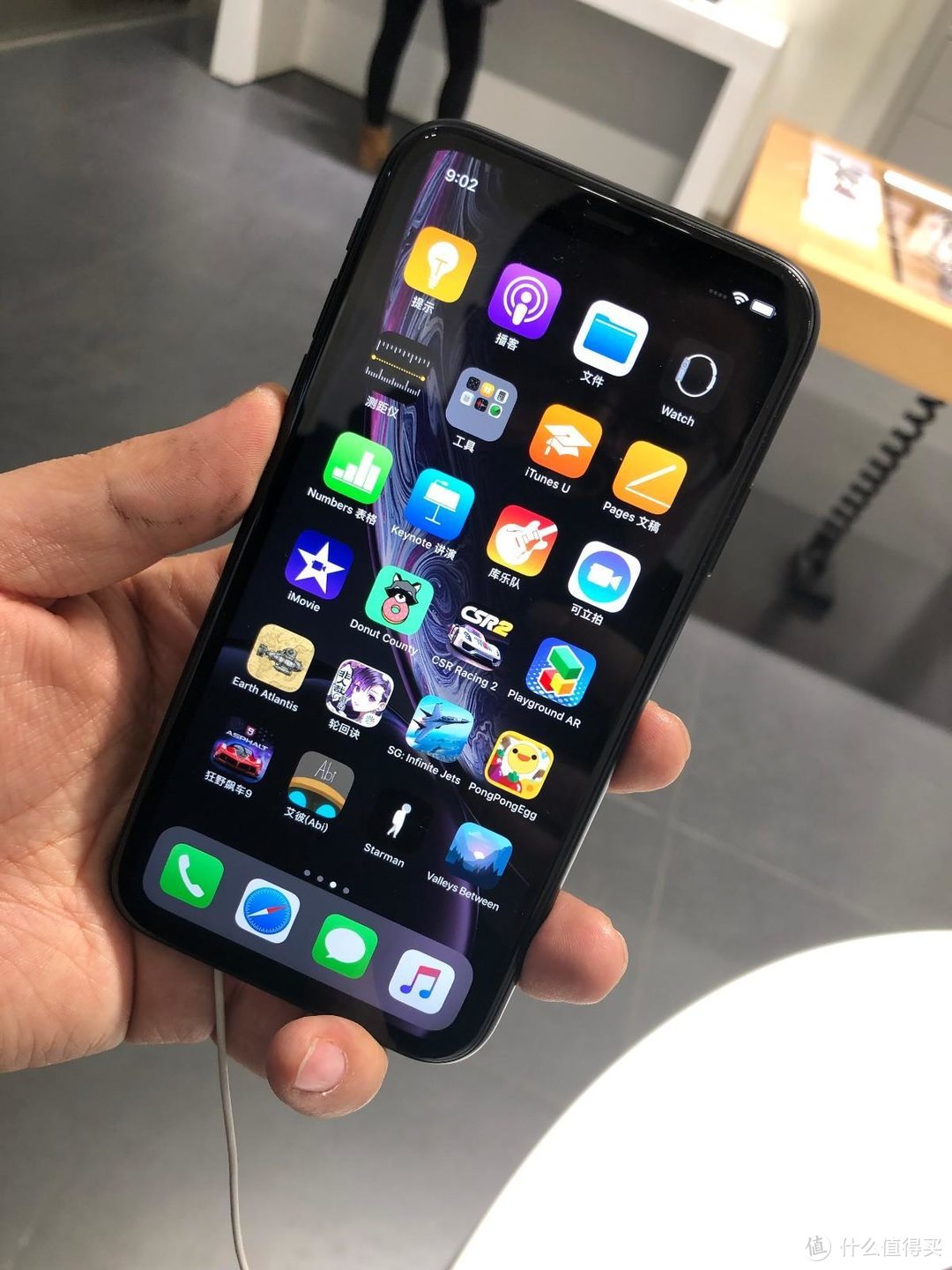 iPhone XR上手，手感很好啊，让我想起来我以前的iPhone X