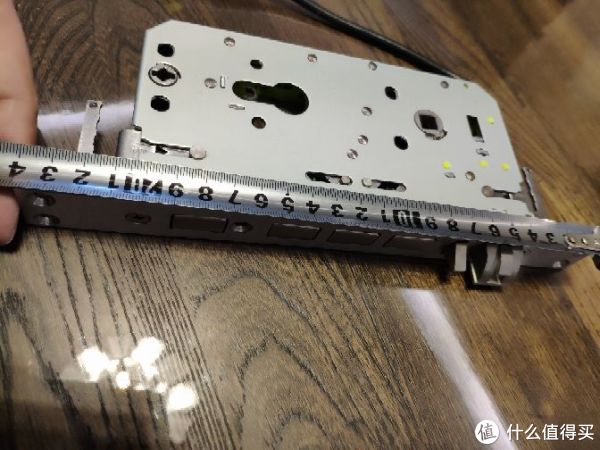 锁体的几个锁舌是不锈钢的