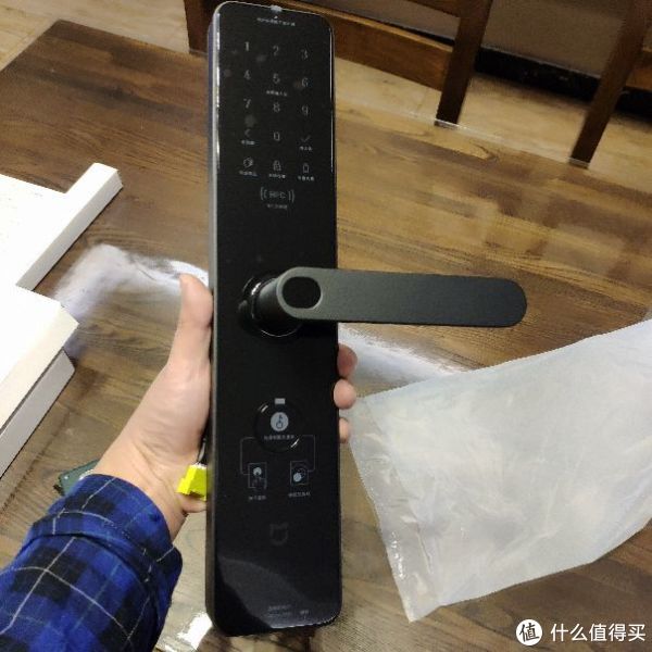 纯黑色,表面膜撕了后更酷