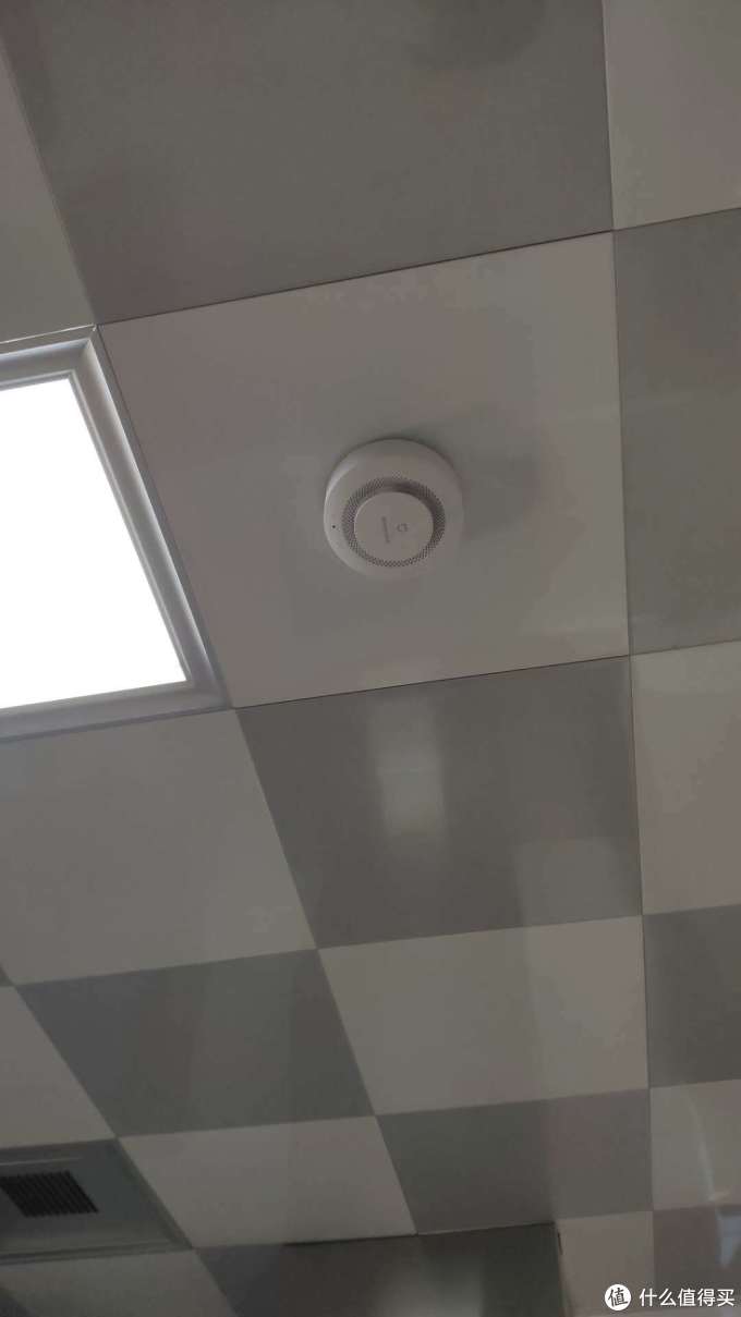 除了燃气报警,在厨房还有一个火灾报警