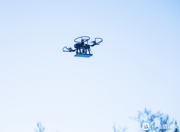 真会玩!华为Mate 20 Pro成无人机的电源 冰天