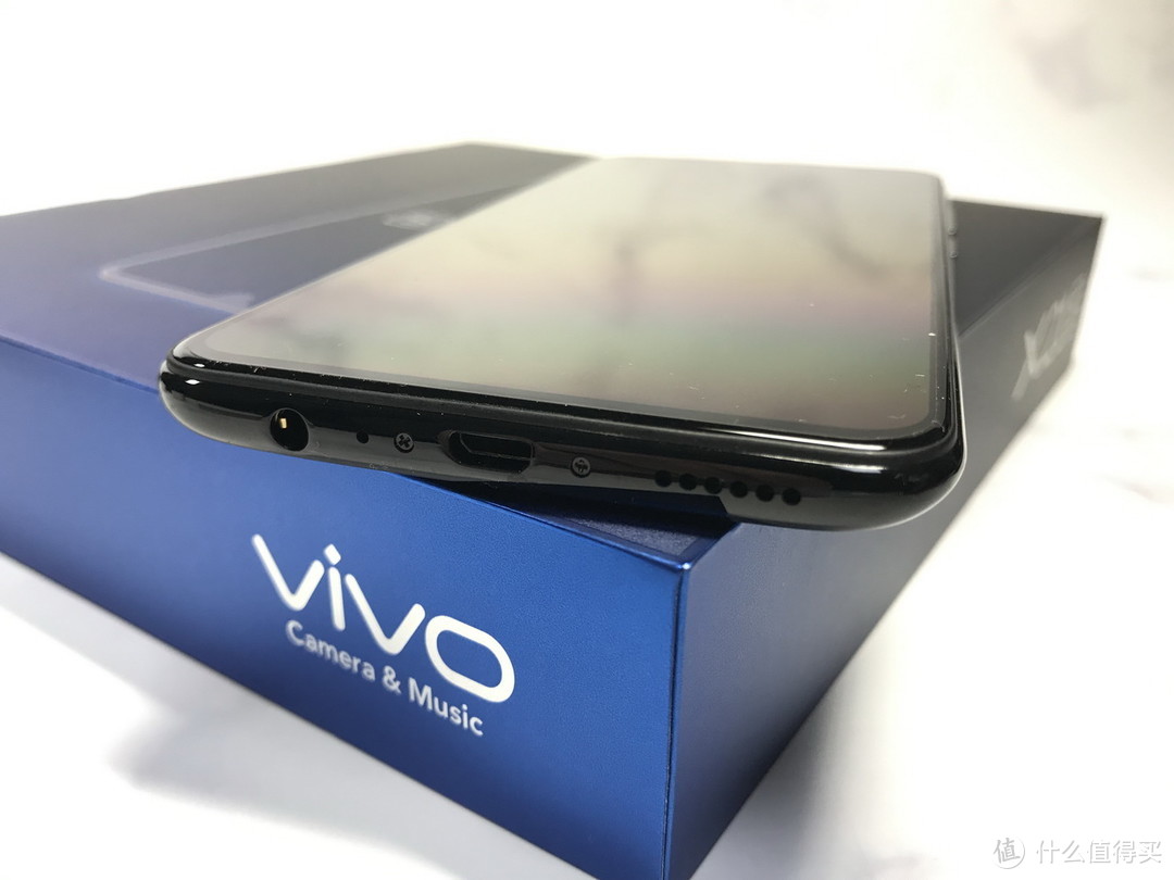 蓝厂手机溢价高怎么办？一千元搞定Super AMOLED+屏下指纹的vivo X21s 6+128G版