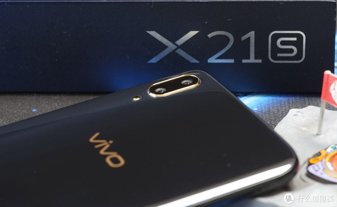 蓝厂手机溢价高怎么办？一千元搞定Super AMOLED+屏下指纹的vivo X21s 6+128G版