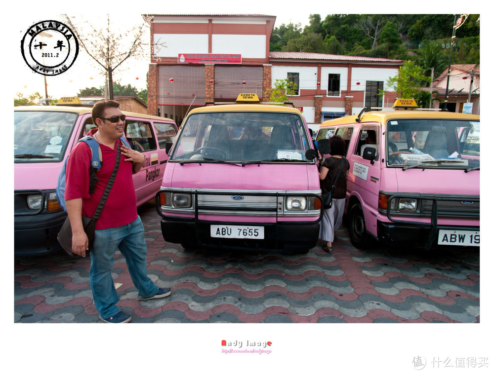 出了码头就是一排排粉红色的出租车。。。。很便宜滴。。。。