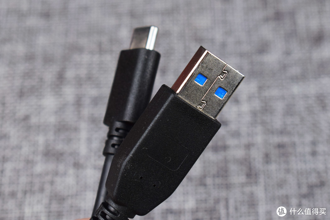 标准的USB>Type-C线材特写