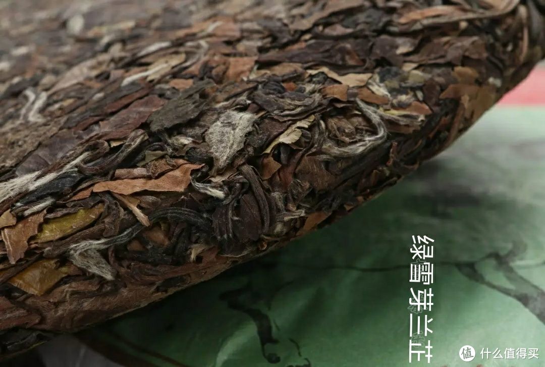 饼面自然陈化出的青黄褐，白毫显露