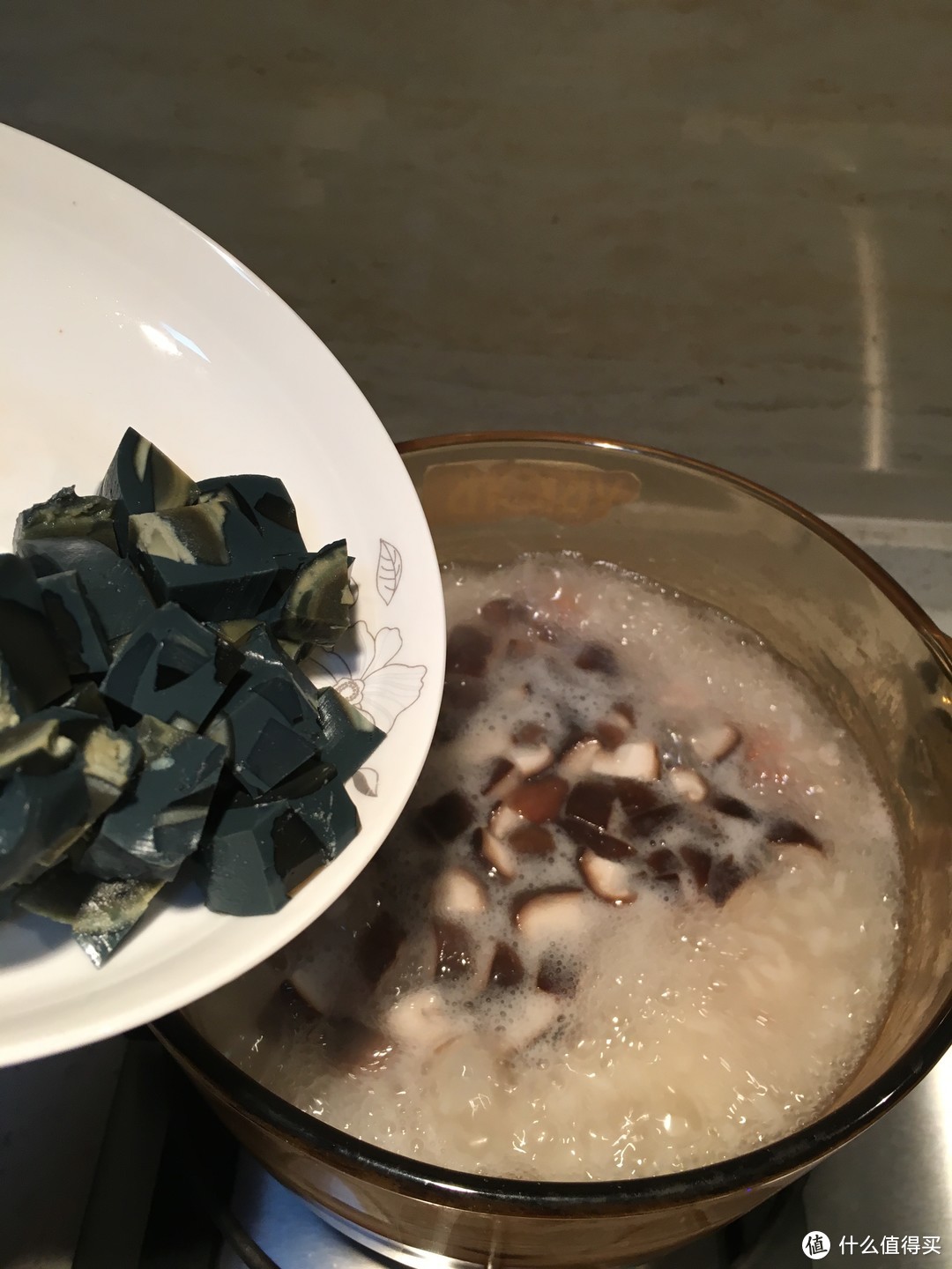 蜗牛太太的美食—香菇胡萝卜皮蛋瘦肉粥