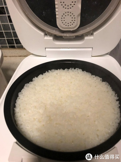 小米饭煲刚煮的饭