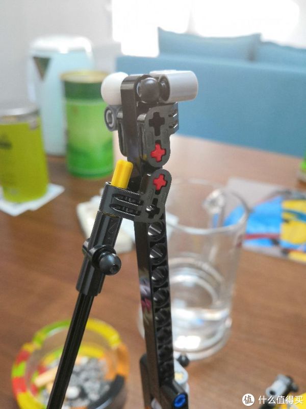 套在黄色杆用红色锁住的零件