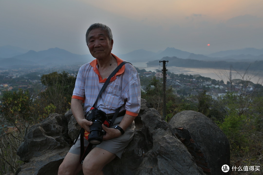 琅勃拉邦-爸爸在普西山上看日落