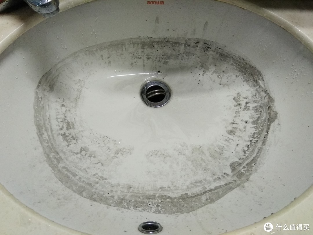 水放掉之后的面盆里贴满了脏泥一样的物质。