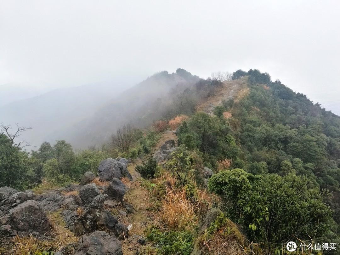 可以一直沿着这个山脊走，一边燕湖、一边瑞岩寺水库，都可以看到