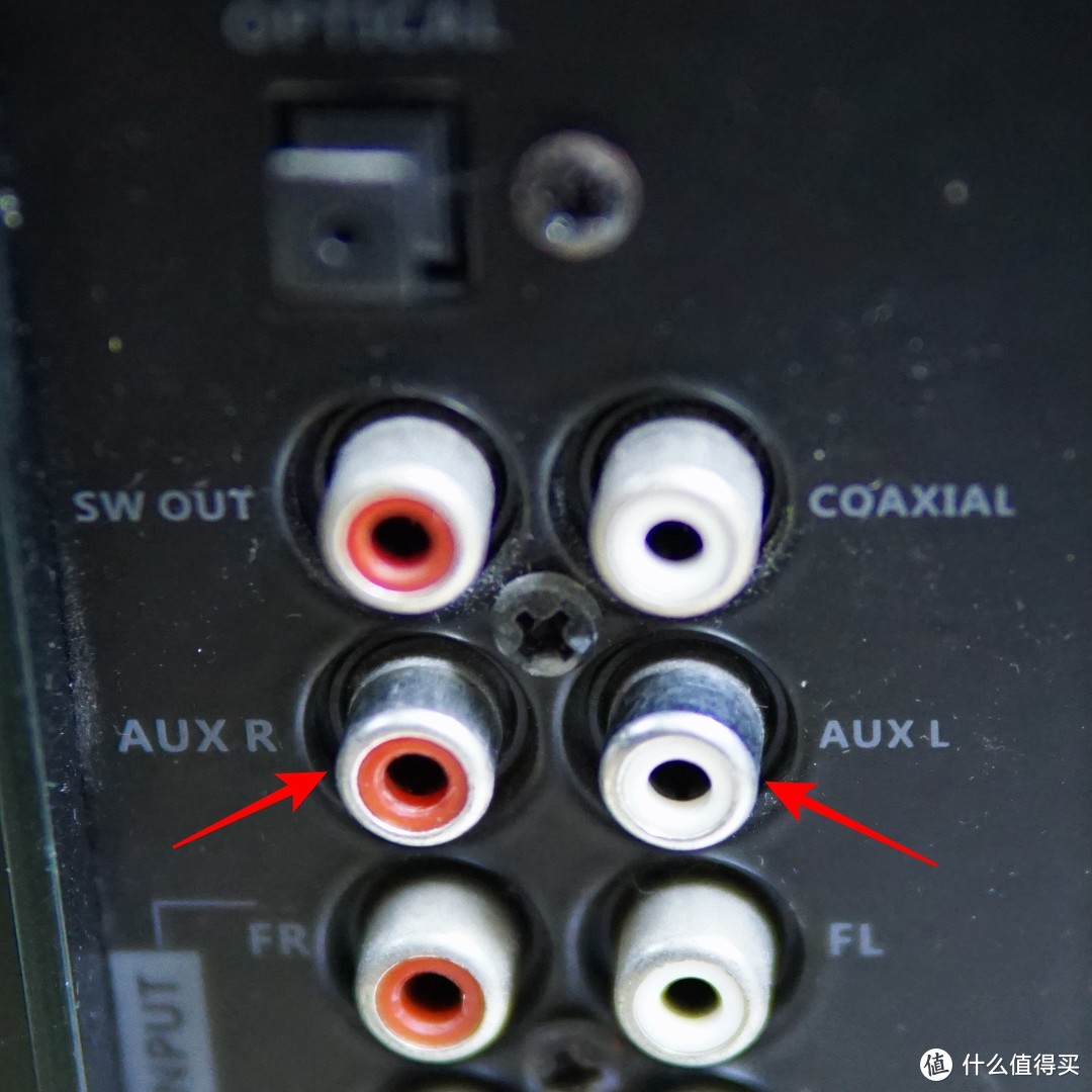 2分2音频线另一头插入音箱后面板上红色箭头所指音频插孔，红的插AUX R，白的插AUX L（红对红，白对白）
