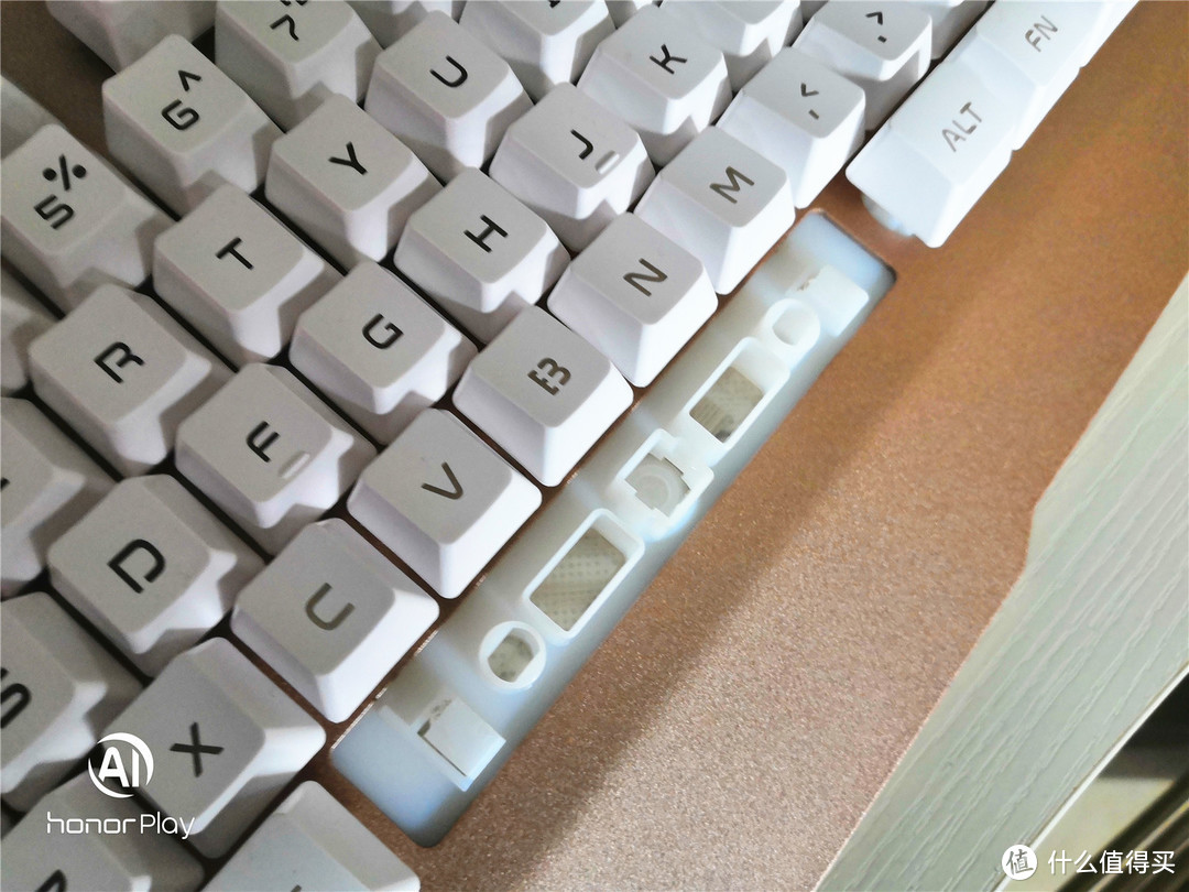 黑爵金甲犀游戏键盘采用薄膜键盘，其优点：价格低，适应性强，防水性强，无磨损，静音。但缺点：使用寿命短，1000万次。较轻，做不到全键无冲，无段落感，手感单一。