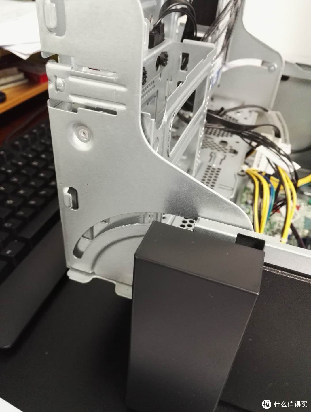 放硬盘的位置可以翻开，并有卡位器限制