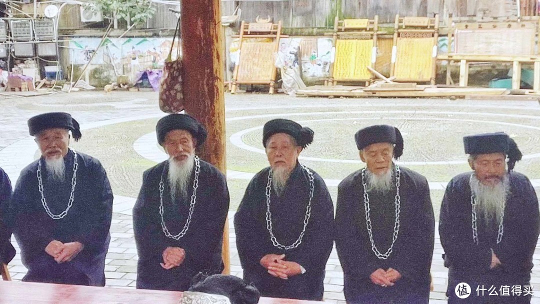 五位苗寨长者，最小的89岁，右一最年长，95岁