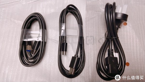 戴尔U2417本机带的数据线，不同于一般显示器两个数据线，他有三条。多出来那条是usb线