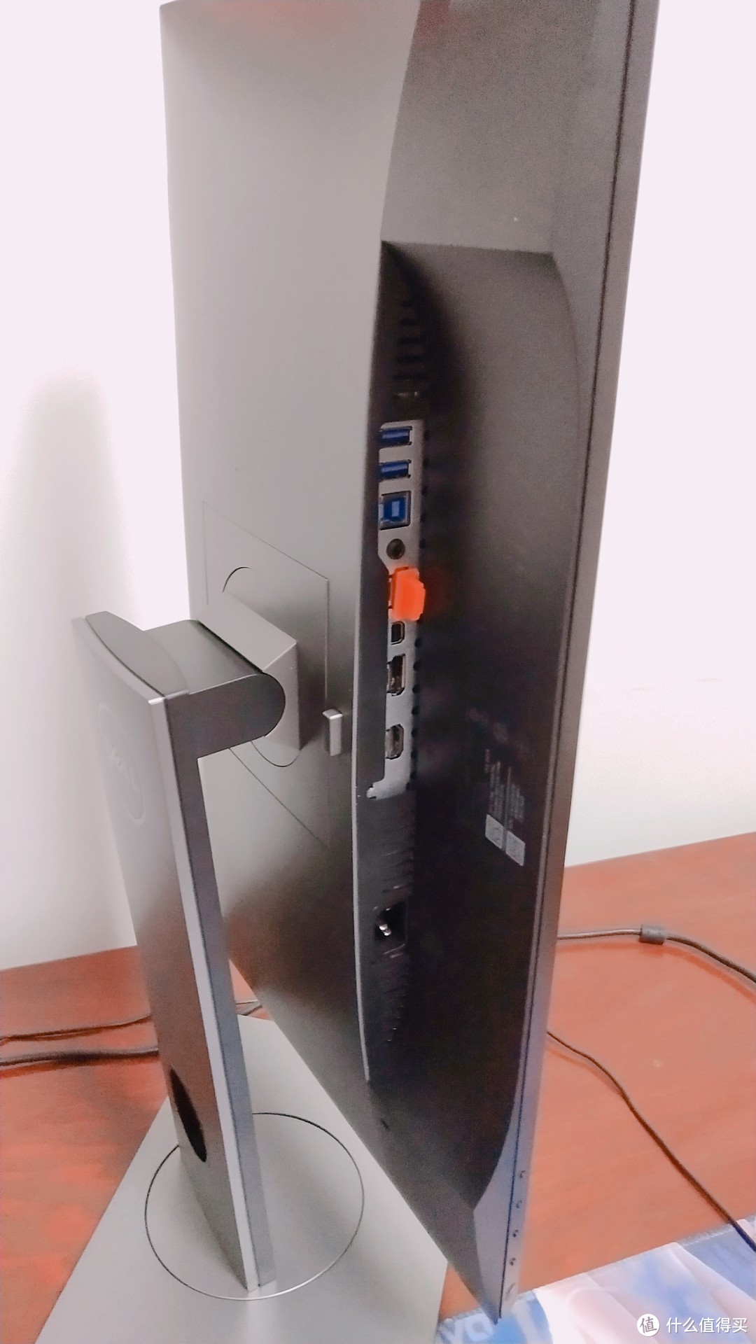 显示器接口，1个HDMI 1.4(MHL 2.0)端口、DP 1.2端口、迷你DP 1.2端口、DP输出端口、4个USB 3.0端口。