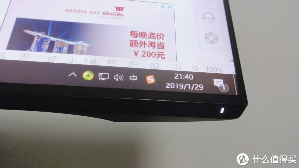 这个是显示器指示灯，还有一排黑色接卸按钮，好像没有拍好，不明显。