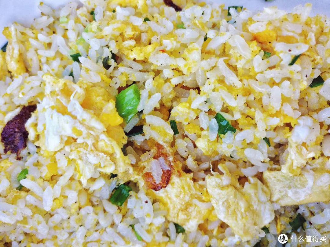 本地种植的香稻米加入本地玉米碎蒸熟，加入土鸡蛋炒制，颇有特色