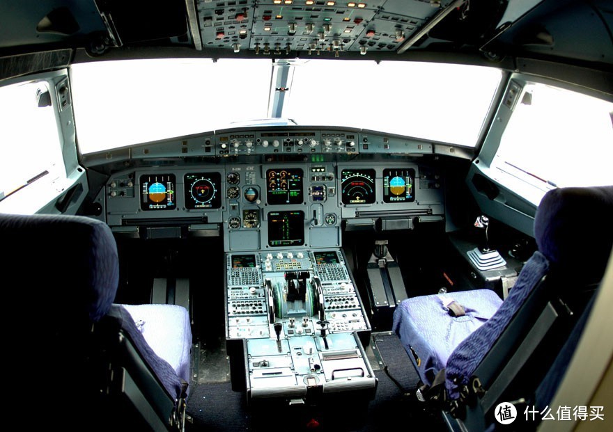 A320的驾驶舱 可以看出A320的驾驶舱集成化程度更好 操控性也更好