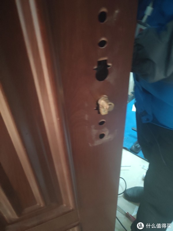 原装锁芯拿不出开来，安装师傅经我同意，暴力敲出来的，已经不能用了