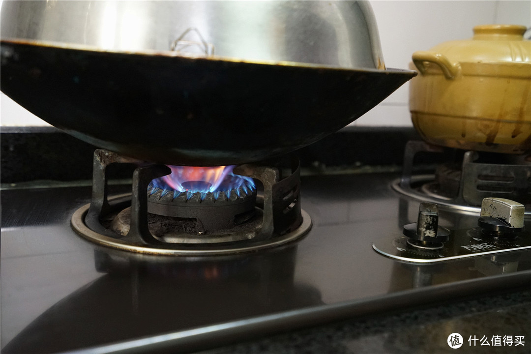 再以小火焖煮两小时，期间要注意查看锅内的水是否烧干