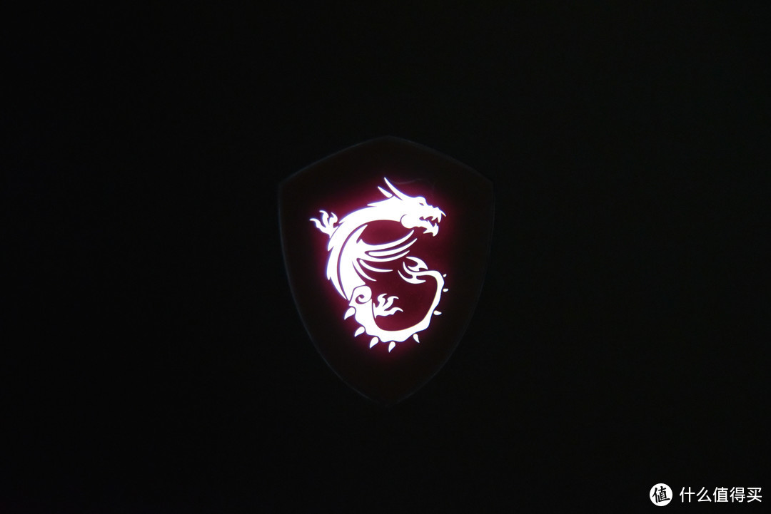 两边立体的腰线辅以红黑渐变肌肉线条装饰,搭配微星的dragon龙标